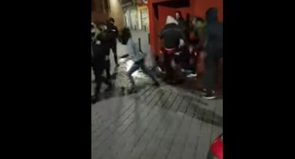 Docena de encapuchados golpean a una mujer en España 