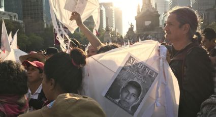 Marchan del Ángel al Zócalo a 28 meses de la desaparición de los 43 de Ayotzinapa