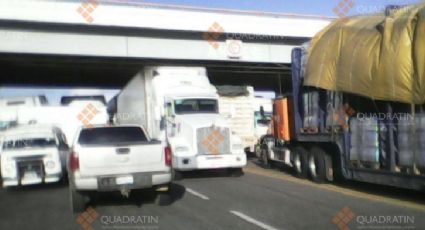 Transportistas quedan varados por fuertes vientos en La Ventosa, Oaxaca