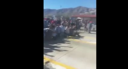 De rodillas y cantando Himno Nacional, manifestantes evitan desalojo en Chihuahua 