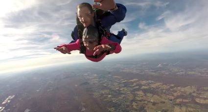 Celebra sus 94 años lanzándose de paracaídas (VIDEO) 