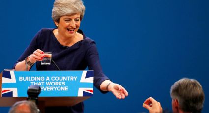 Theresa May y su accidentado discurso opacado por tos (VIDEO)