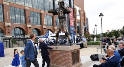 'Colts' develan estatua de Peyton Manning a las afueras del 'Lucas Oil Stadium'