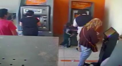 Niño intenta robar dinero a usuarios de cajero automático (VIDEO)