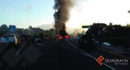 Michoacán: cuatro lesionados y un vehículo incendiado en accidente en autopista Siglo 21