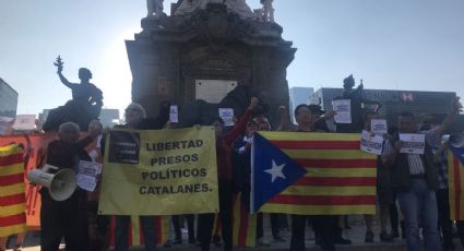 Catalanes protestan en el Ángel contra golpe de Estado