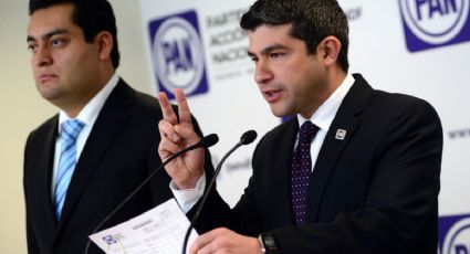 Panistas capitalinos entregan firmas de respaldo a recorte en el Ejecutivo