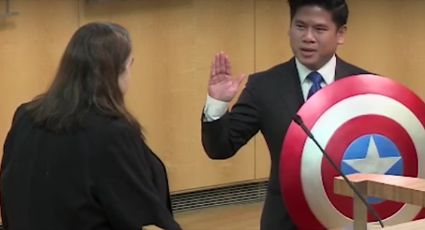 Concejal californiano jura a su cargo con escudo del Capitán América