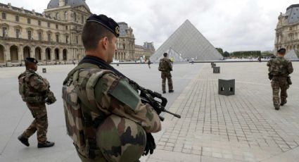Hombre ataca con machete a militares en el Louvre; fue detenido