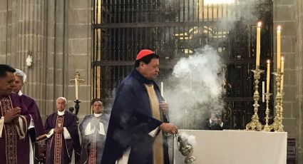 Norberto Rivera ora en Catedral a favor de los migrantes