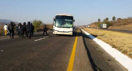 Antimotines repliegan protesta de normalistas en carretera Morelia-Pátzcuaro