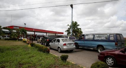 Continúa en Venezuela escasez de combustible; largas filas en Caracas