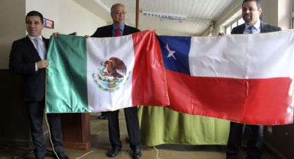 Bandera de México llega a escuela y club deportivo de Chile 