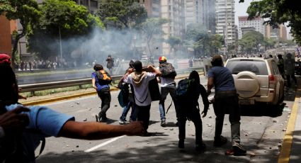 Opositores y fuerzas de seguridad chocan en Caracas