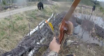 Oso negro ataca a cazador; la escena fue captada en video