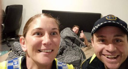 Policías acompañan a borracho hasta su cama y se toman una 'selfi' con él