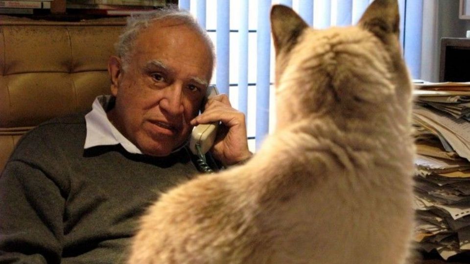 Carlos Monsiváis, con uno de sus mayores gustos, los gatos.