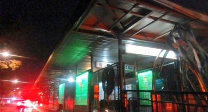 Por choque de tráiler, suspenden servicio en estación Xola del Metrobús 