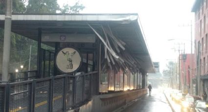 Tráiler derriba techo de la estación Iztacalco del Metrobús 