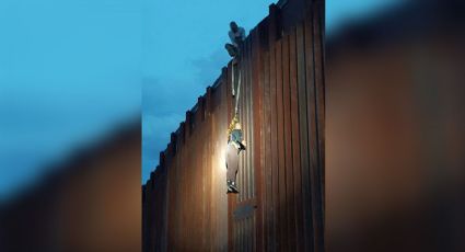 Polleros dejan a mujer colgada en muro fronterizo