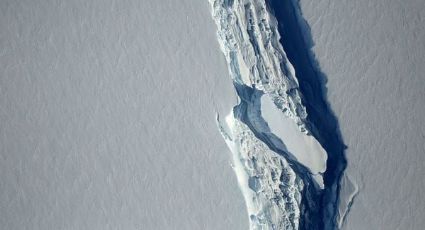 Iceberg se desprende cerca de una base en la Antártida