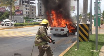 Se incendia auto en Acapulco, Guerrero