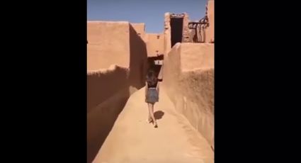Buscan a joven que se paseó en minifalda por sitio histórico en Arabia Saudita 
