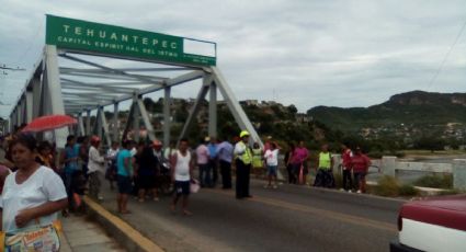 Agricultores reinstalan bloqueos carreteros en Oaxaca
