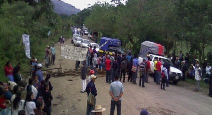 Queman 40 casas y retienen vehículos de empresas privadas en Chiapas