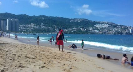 Protección Civil realiza 50 rescates por mar de fondo en Acapulco