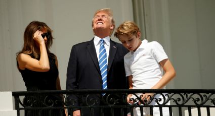 Imagen de Trump observando el eclipse solar sin gafas inunda las redes 