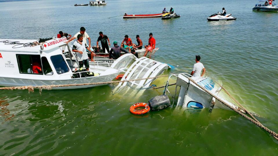 Una embarcación naufragó al navegar entre Isla Mujeres y Cancún.