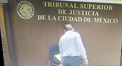 Juez rompe una silla del Tribunal de la CDMX porque no le gustó