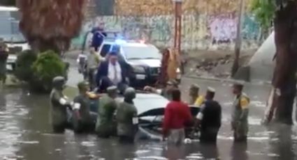 Soldados cargan a hombre que no quería mojar su traje, tras inundación en SLP