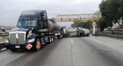 Caos vial en la México-Querétaro por volcadura de pipa