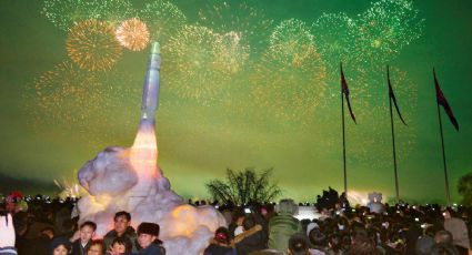 Corea del Norte da bienvenida al Año Nuevo con escultura de misil “Hwasong-15” (VIDEO)