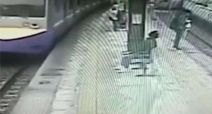 Cae debajo de un tren y 'milagrosamente' sobrevive (VIDEO) 