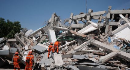 Comienzan entierros masivos tras sismo y tsunami en Indonesia (VIDEO)