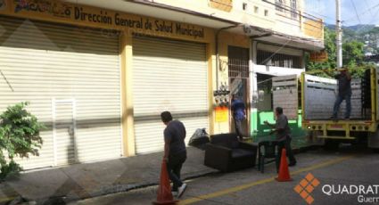 Por deber 8 meses de renta desalojan oficinas de Salud en Acapulco