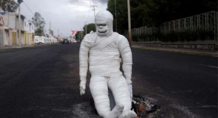 Poblanos tapan bache con una momia para prevenir accidentes (FOTOS)