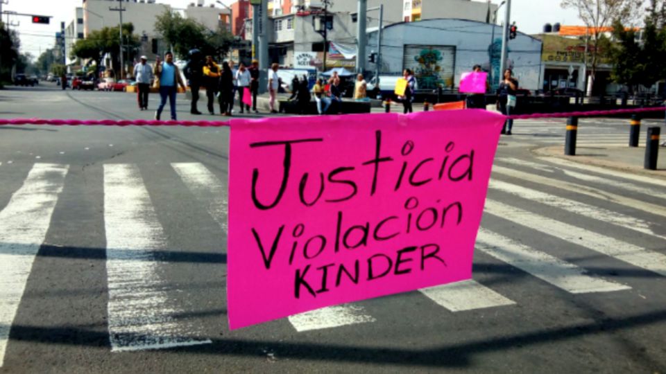 En Ecatepec continúa la protesta de vecinos por presunta violació0n de un maestro de dos niños.