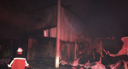 Bomberos combaten incendio en fábrica en Xochimilco (VIDEO)