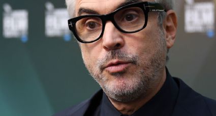 Alfonso Cuarón muestra el póster de su película 'Roma'