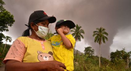 Volcán 'Soputan' entra en erupción en Indonesia (VIDEO)