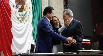 Con beso y abrazo y foto, Delgado y Padierna intentan negar pleito