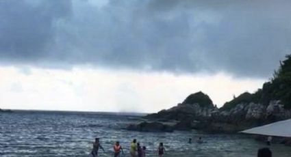 Tromba marina sorprende en playas de Oaxaca (VIDEO)