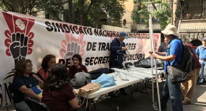 Trabajadores federales de cultura se instalan en plantón frente a las oficinas de transición