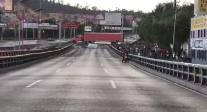 Atraviesan tráiler en la autopista México-Pachuca; policías atentos para el desalojo