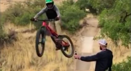 ¿Qué esconde el video viral del hombre que abre botella con una moto?