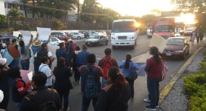 Empleados de la UAEM bloquean entradas a Cuernavaca para exigir pagos